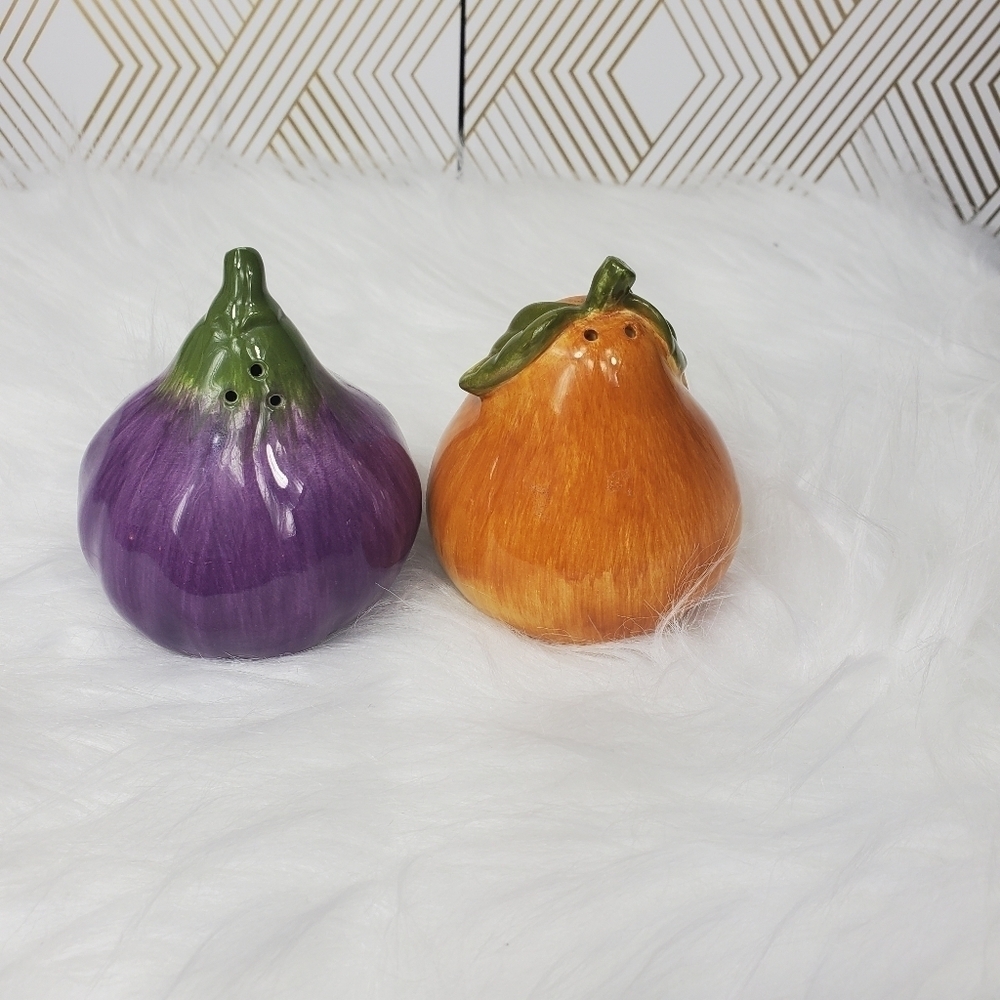 Table Set of Salt & Pepper Shakers Pear Eggplant Shaped 3" Tall‎